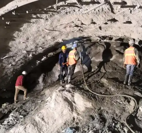 南江拱顶带模注浆料的施工流程及注意事项